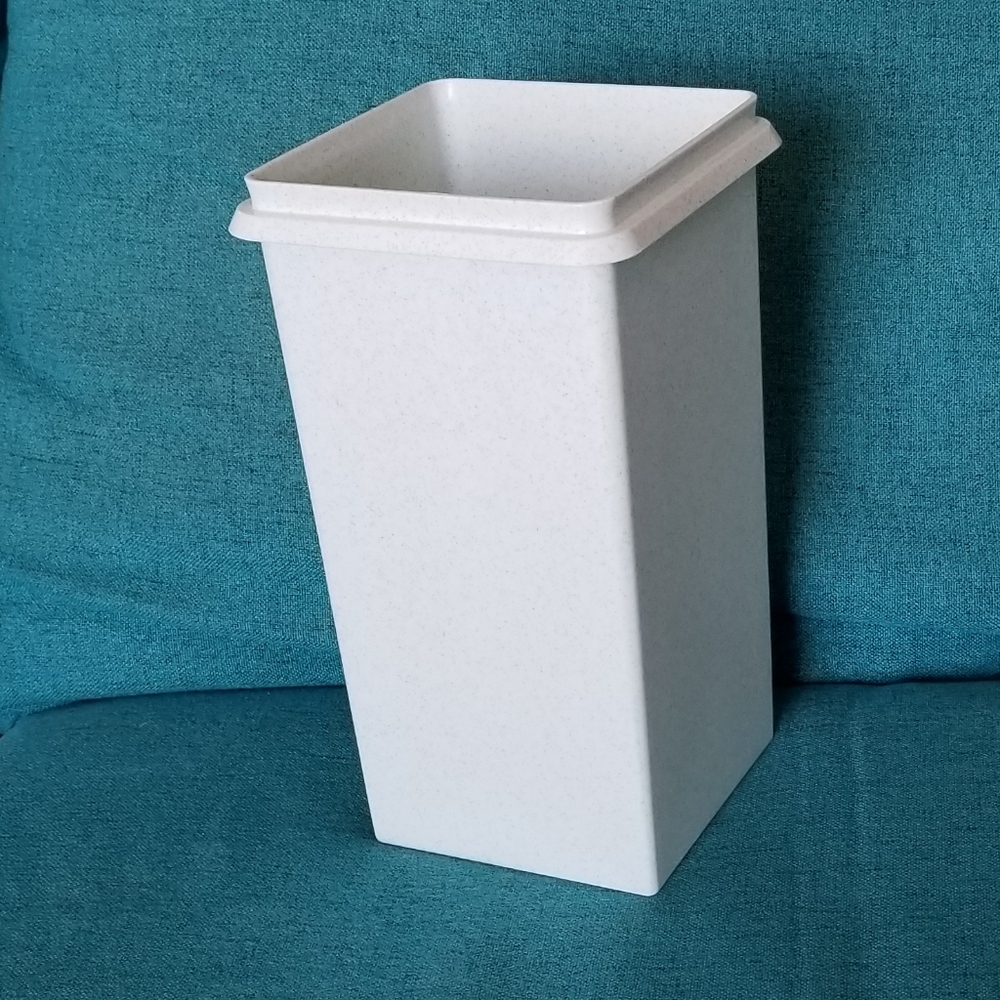 Tupperware Cracker Container 10" - Picture 10 of 10